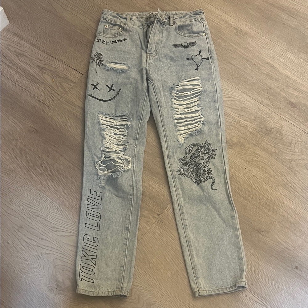 Adika - Distressed Gray Women's Jeans with Graphic Details